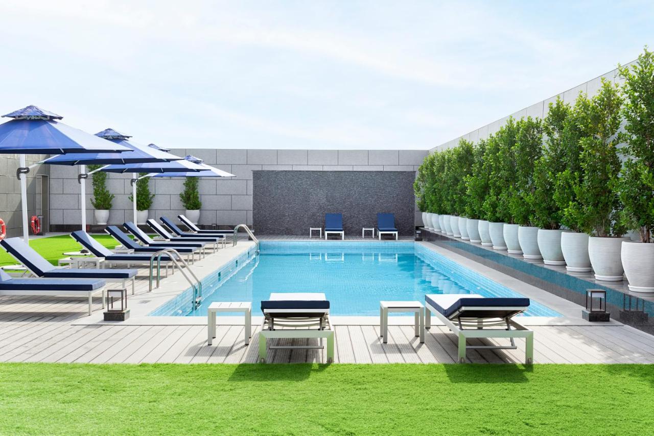 Asiana Grand Hotel Дубай Экстерьер фото The swimming pool at the hotel