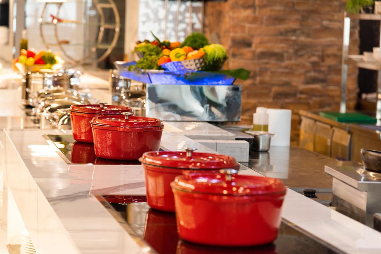 Asiana Grand Hotel Дубай Экстерьер фото Le Creuset cast iron cookware
